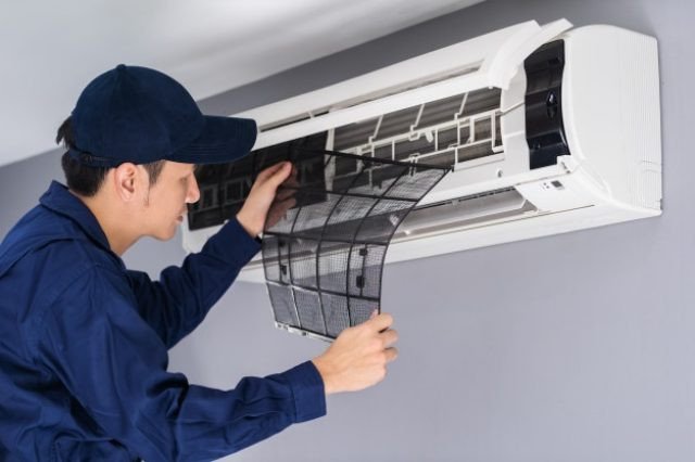 Technician Service Removing Air Filter Air Conditioner Cleaning 35076 3617 640x426 1